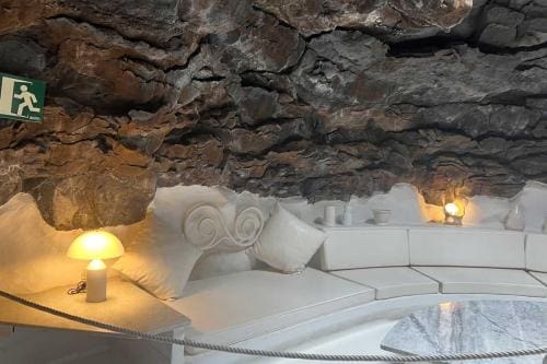 CM-Museo_sofa-Felswand_Foto_unlimitedmedia