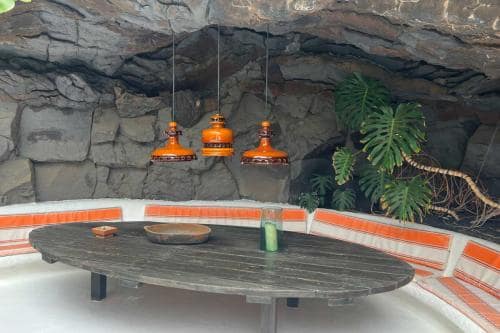 Lanzarote_Felswand-Tisch_Foto_unlimitedmedia